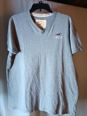 Hollister California Men's XL Y2K  Gray V-Neck Tee Shirt